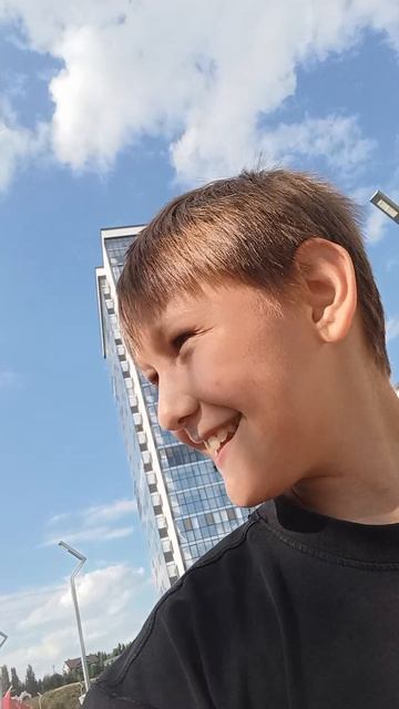 идём на набережную одни