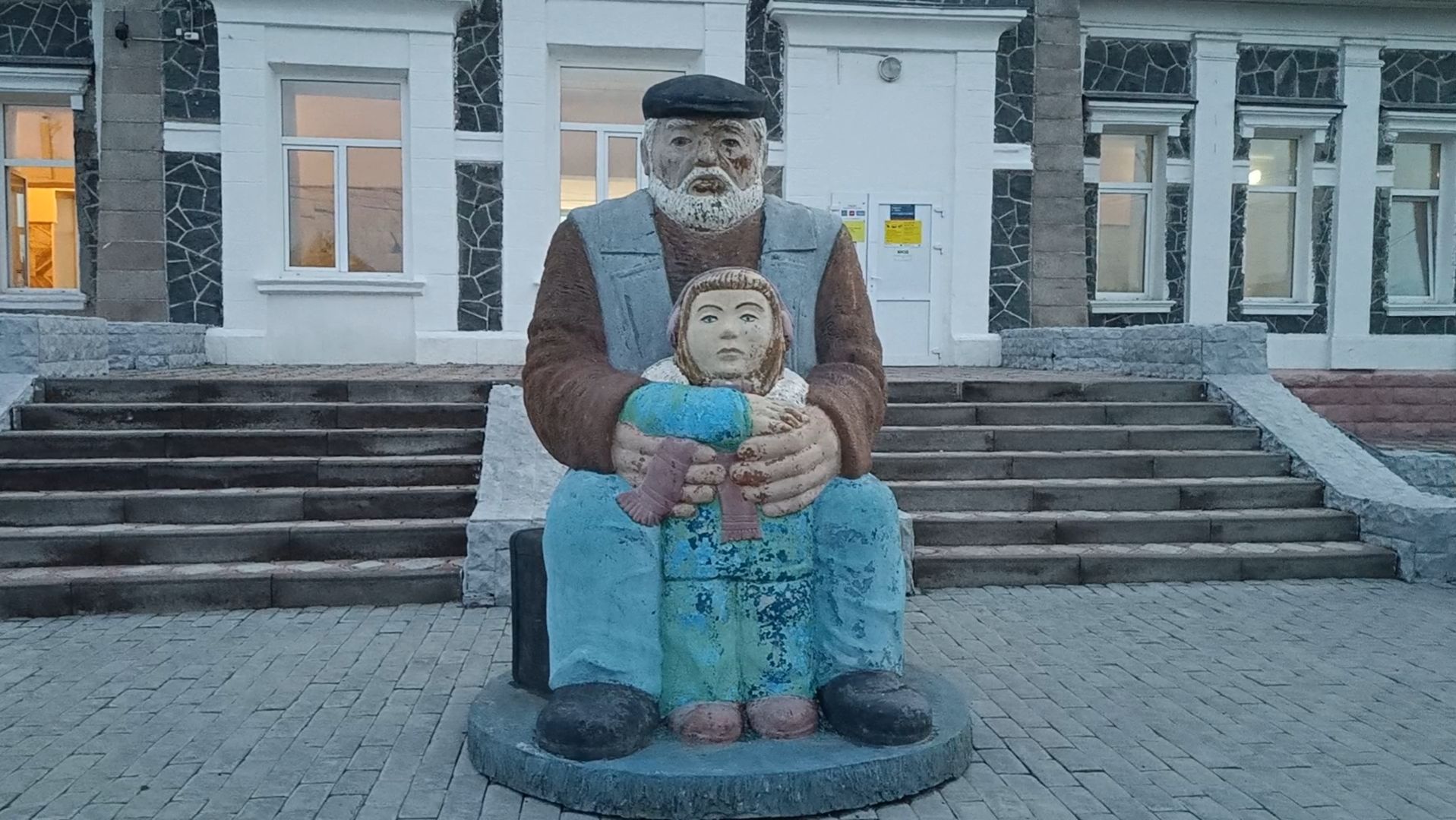 Станция Шира. Памятник хакасу