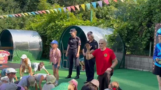 Калининградские полицейские провели «Зарядку со стражем порядка» в оздоровительном детском лагере