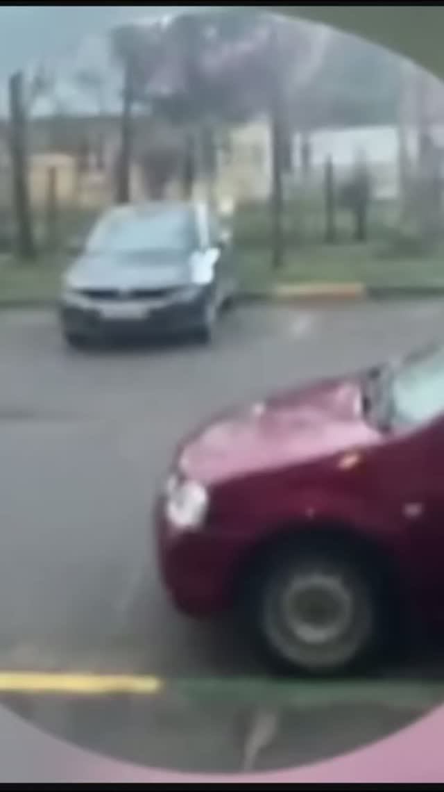 Почему у подъезда нельзя парковаться?