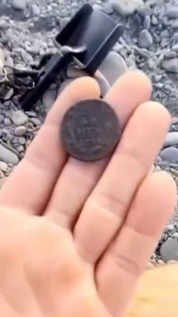 На море пляжный поиск с пинпоинтером металлоискателем вечером