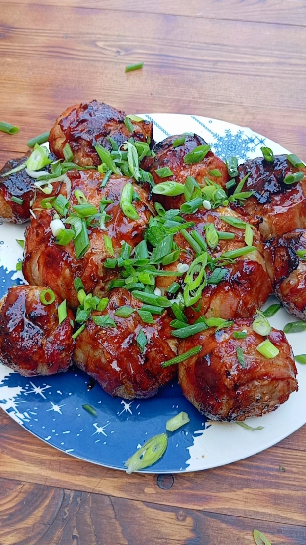 🧅🥓Луковые бомбочки на углях 🔥 Мясо в беконе тает во рту!