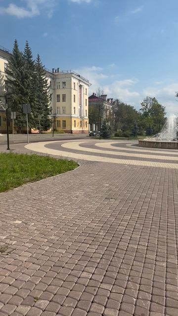 Уют и история в одном кадре: центральная аллея Электростали на проспекте Ленина.