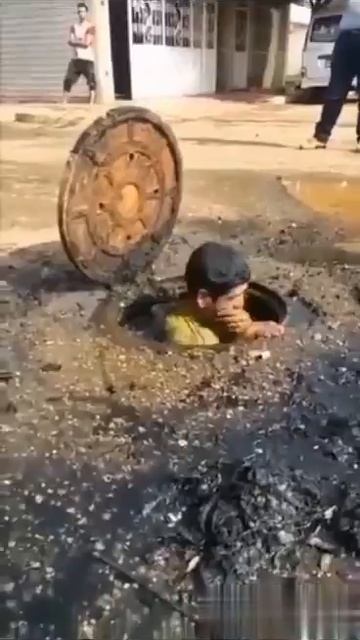 Мужик нырнул в канализацию