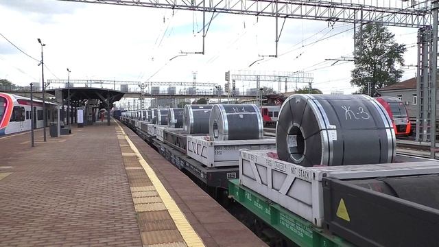В новом окрасе тепловоз 2ТЭ25Км-0432 ТЧЭ-2 с грузовым поездом.