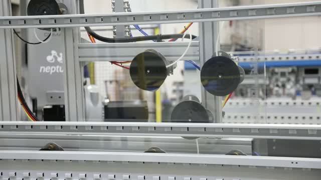 Автоматическая система перегрузки и разворота стёкол Neptun BravoLoad с антропоморфным роботом