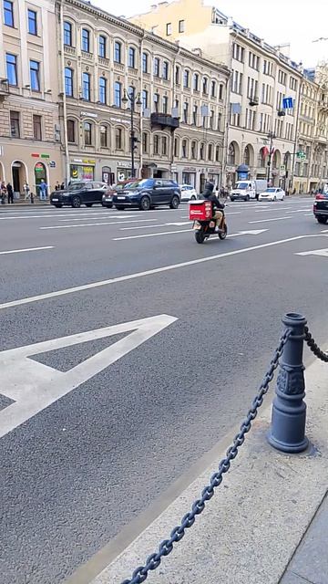 Привезла цветы на Невский