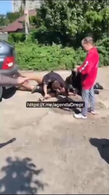 А вот этот мужчина не сопротивляется чему очень рад Потужный и его кровавый Квартал.