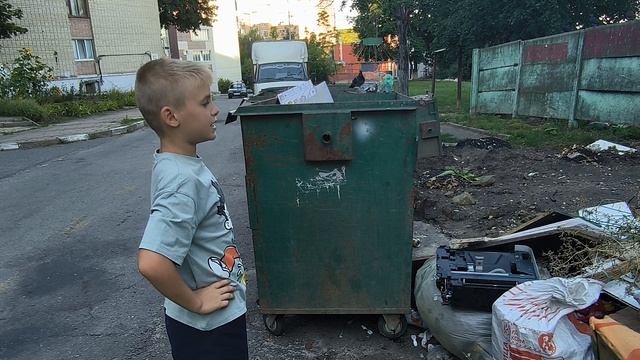 Мусор, мусор, мусор ждет своей участи.