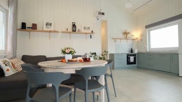 Одноэтажный компактный дом с террасой и двускатной крышей. Обзор планировка и стоимость.