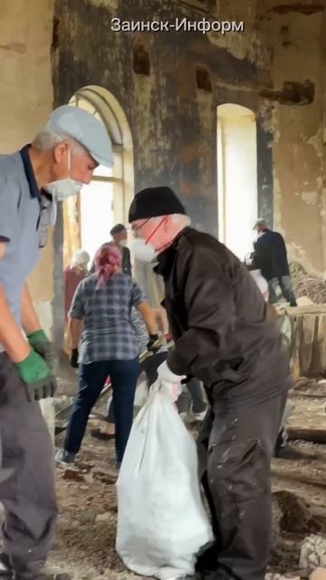 Жители Заинского района очистили от мусора территорию храма