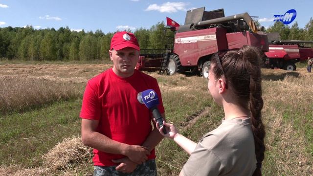 Водитель МЧС Александр Ганцевич помогает на уборке урожая в Осовце