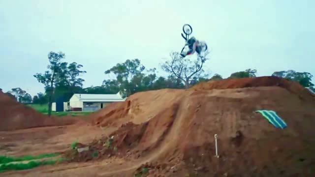 Золотой медалист эндуро-кросса X-Games (США) тестирует шину KENDA Washougal III в прыжках и сальто