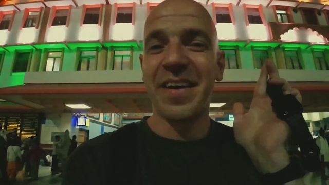Индия - изнанка жизни, грабежи, трущобы и самые добрые люди на свете   Документальный фильм.mp4