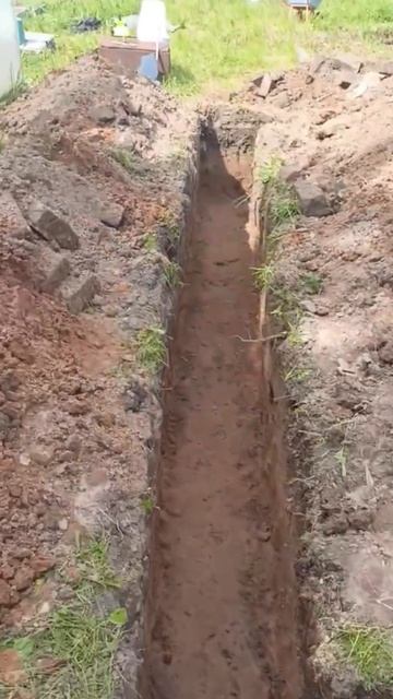 Самый маленький экскаватор A23М-01 выкопал траншеи
