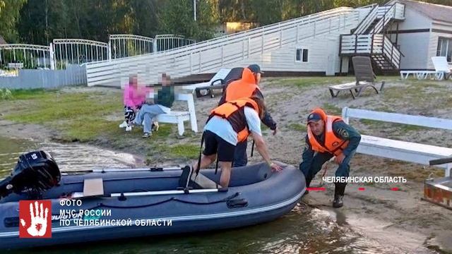 Сильный ветер унес на озеро два катамарана с людьми на три километра от берега.