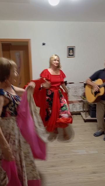 Танец - цыганочка под акомпаниментом Владимира Долганова.