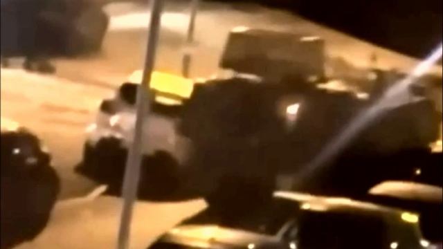 В Великобритании танк снес припаркованные машины