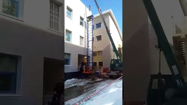 Мачтовый подъемник для магазина. Монтаж