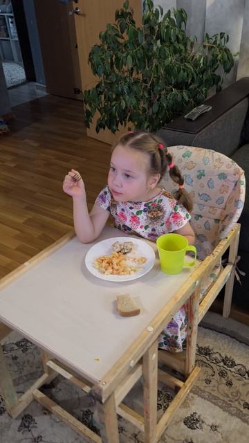 Близнецы кушают
