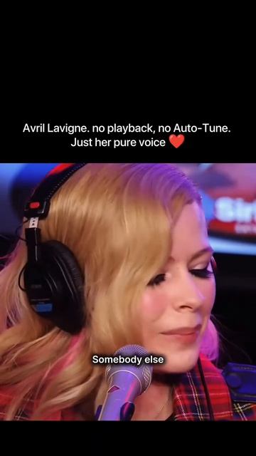 Потрясающий голос Avril Lavigne - Complicated