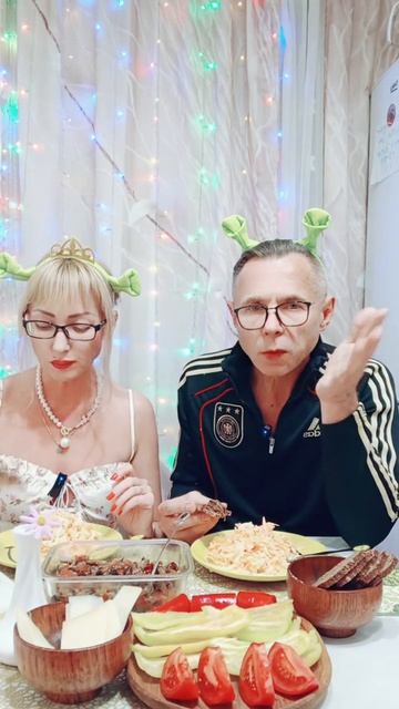 Салат с икройфрагмент мукбанга