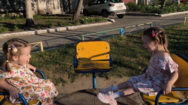 Весёлая карусель на закате