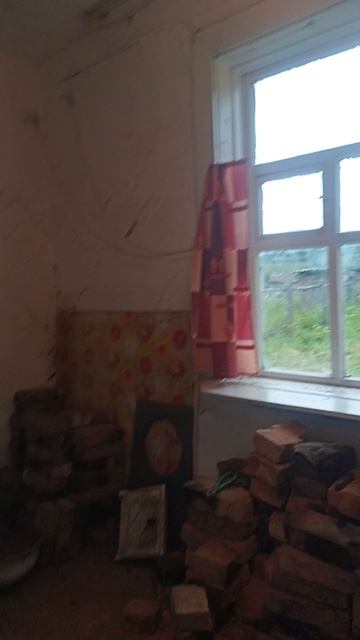 Разобрали на кухне печку.