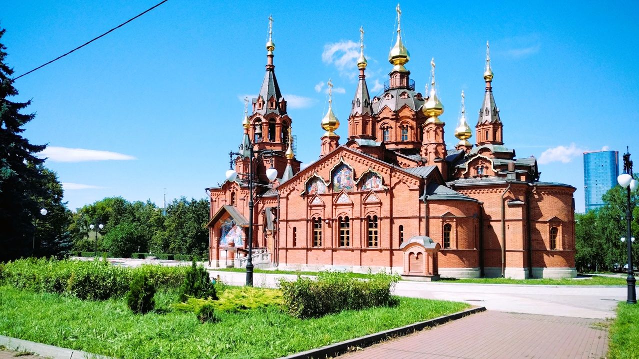 Алое поле в Челябинске
