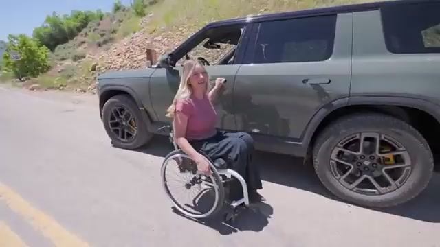 Rivian R2 с матричными фарами и ручным управлением