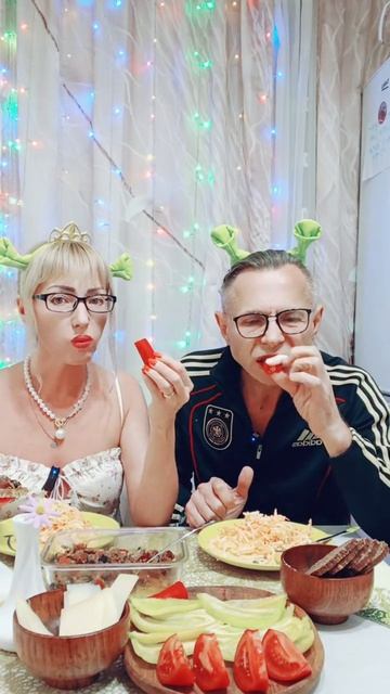 Салат с икройфрагмент мукбанга