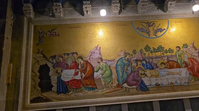 Скоро на ночь закроют Храм Гроба Господня. Полиция в Храме. Идём от Камня Помазания - до Кувуклии