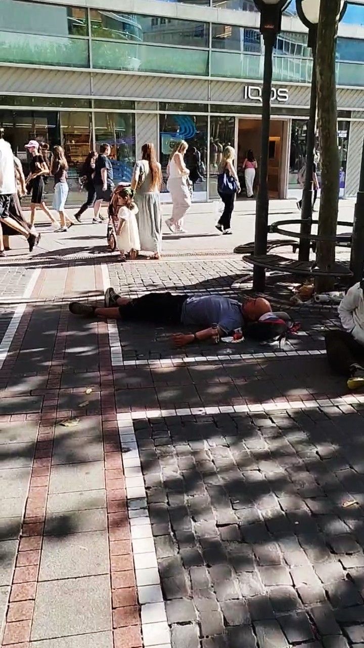 ФРАНКФУРТ. ЦЕНТР. КОНТРАСТЫ. УЛИЦА ZEIL. 08.08.26