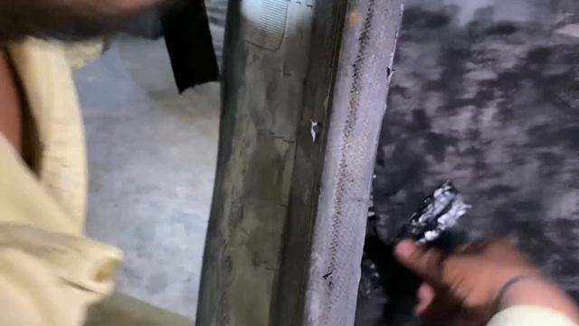 Пакистанский шиномонтаж. Ремонт покрышки трактора