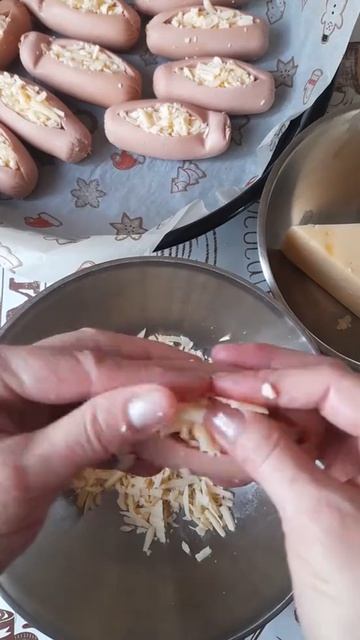 Сосиски с сыром в духовке