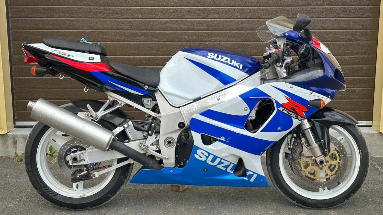 Suzuki GSX-R750 - JS1GR7HA8Y2100688