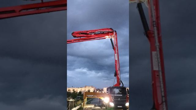 Ночной гость сворачивает огромную руку на старом мосте
