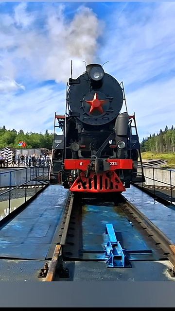 Гудок и дым паровоза на поворотном круге