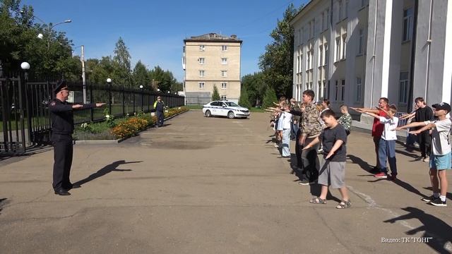 В Каменске-Уральском сотрудники полиции провели «Зарядку со стражем порядка». Панорама 14.08.26