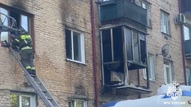 В Туве пожарные спасли из горящей квартиры четверых детей и двух взрослых.