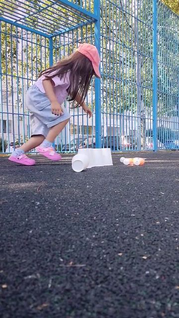 Милана играет 🥰