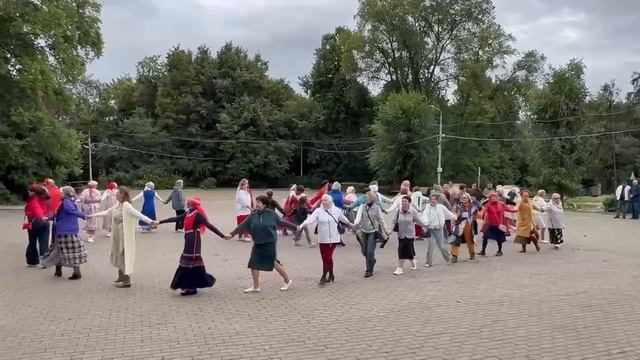 Во Владимирском саду сейчас кружит «Хоровод России». Это международная акция проходит в 11 раз по вс
