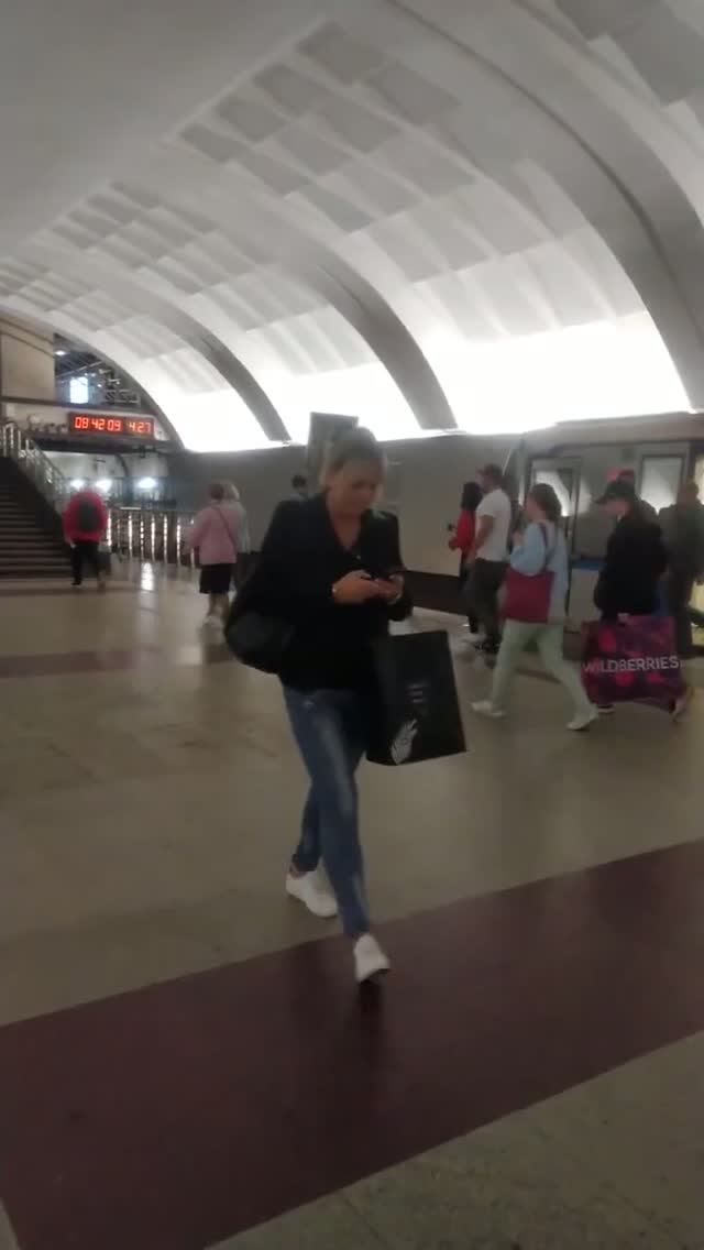 Станция метро Митино интерьер пассажиры поезда Москва Фрагмент 15