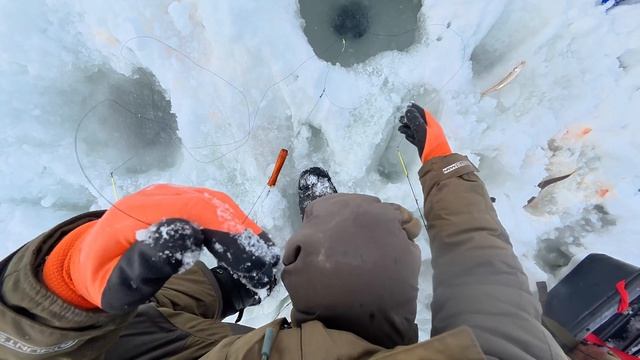 РЫБАЛКА НА ОСТРОВЕ   ДИКИЙ КЛЕВ КОРЮШКИ и ЛЕД ТРЕЩИТ ПО ШВАМ МОРЕ РЫБЫ.mp4