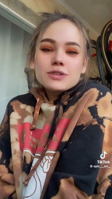 девушка в черном