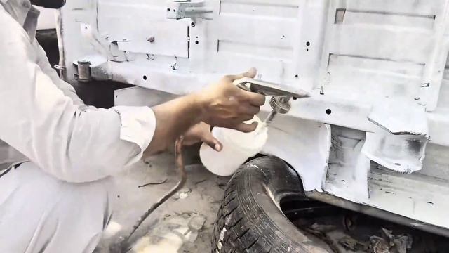 Кузовные работы в пакистанском автосервисе. Микроавтобус