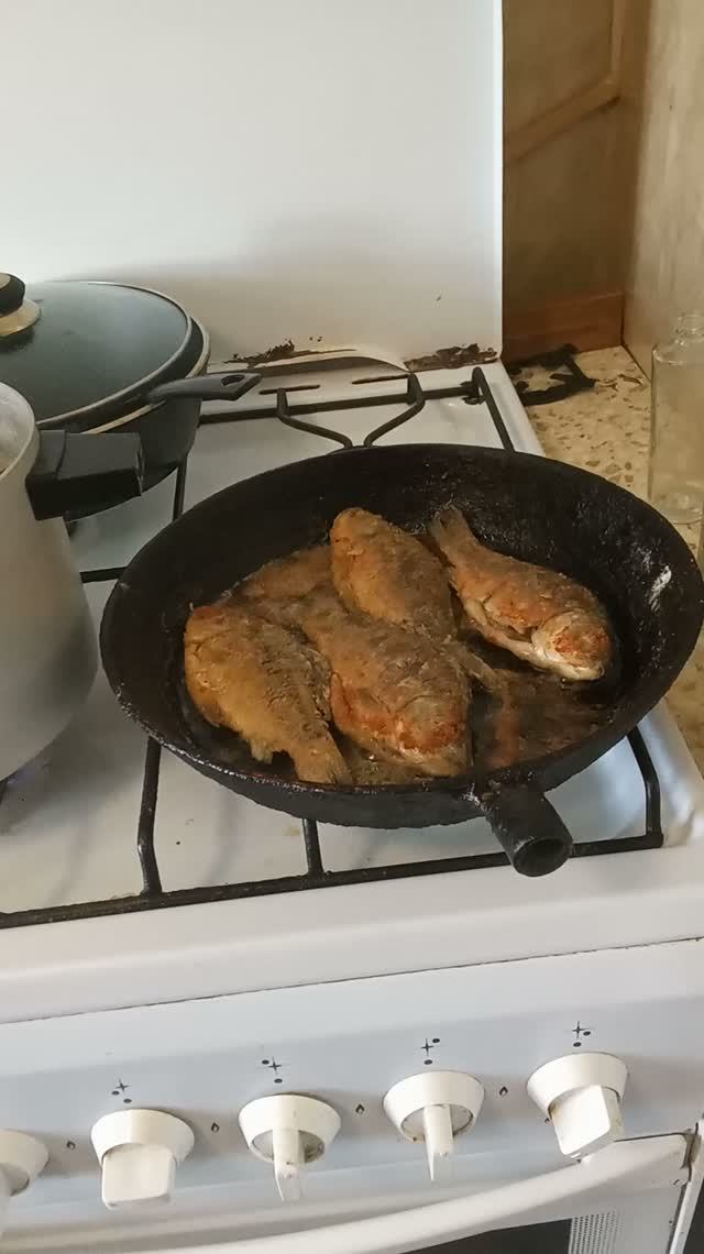 Карась на сковороде, огурцы на закуску