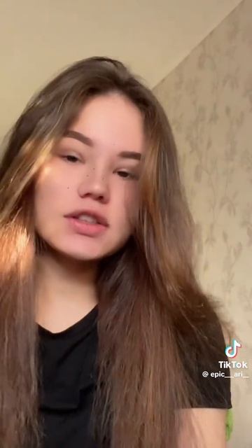 девушка в черном