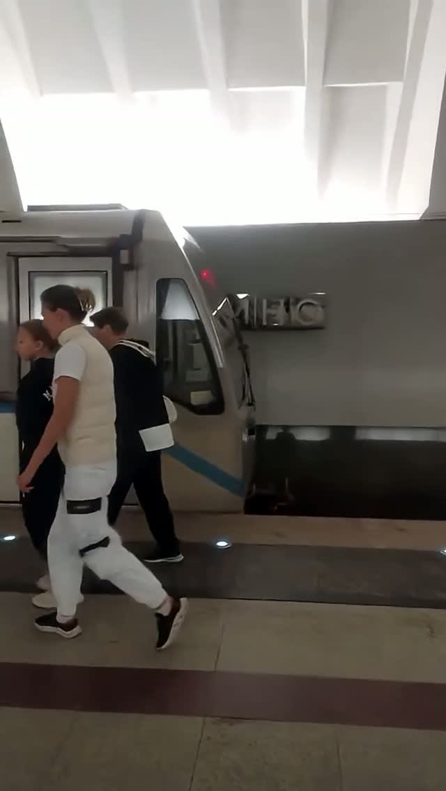 Станция метро Митино интерьер пассажиры поезда Москва Фрагмент 14