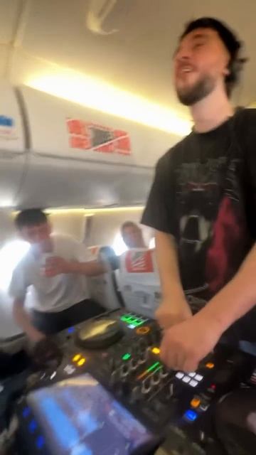 Денс в самолёте
